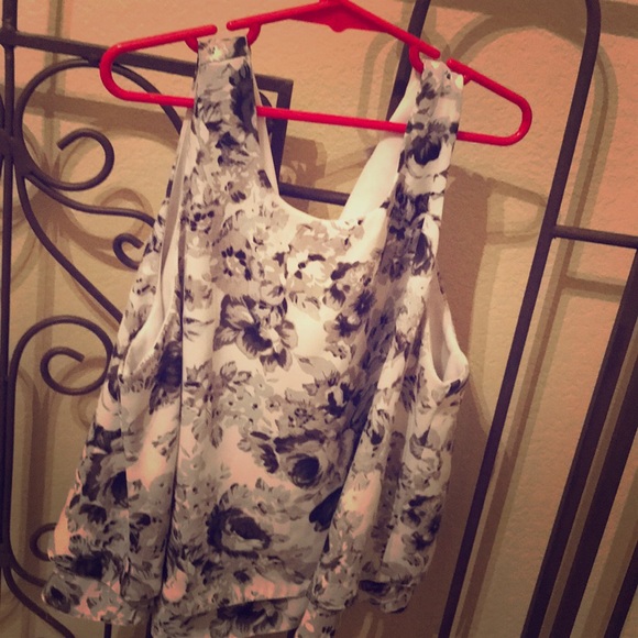 Guess super cute gray blouse size small - Picture 4 of 7